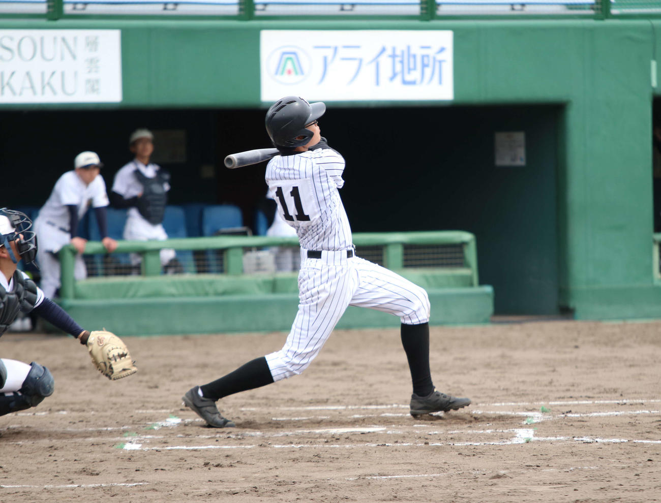 旭川高専対旭川農　6回裏旭川農2死満塁、左越え本塁打を放つ旭川農・台丸谷（撮影・山崎純一）