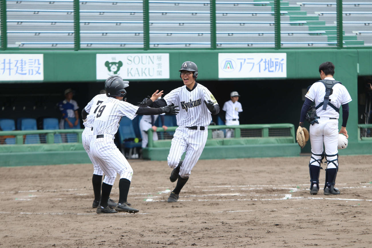 旭川高専対旭川農　6回裏旭川農2死満塁、左越え本塁打を放ち喜ぶ旭川農・台丸谷（撮影・山崎純一）