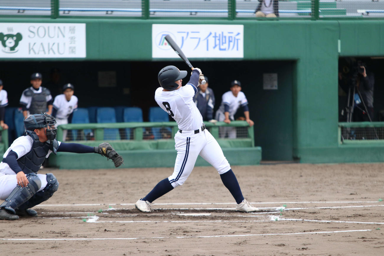 羽幌対旭川東　1回裏旭川東1死二塁、左前適時打を放つ岡田（撮影・山崎純一）