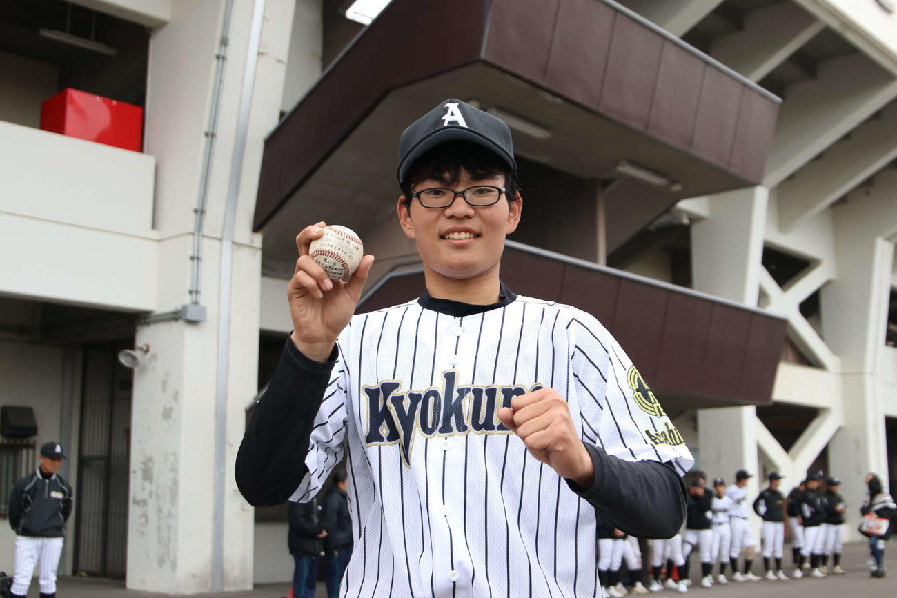 旭川高専対旭川農　公式戦初本塁打を放ち、記念ボールを手に笑顔をみせる旭川農・台丸谷（撮影・山崎純一）