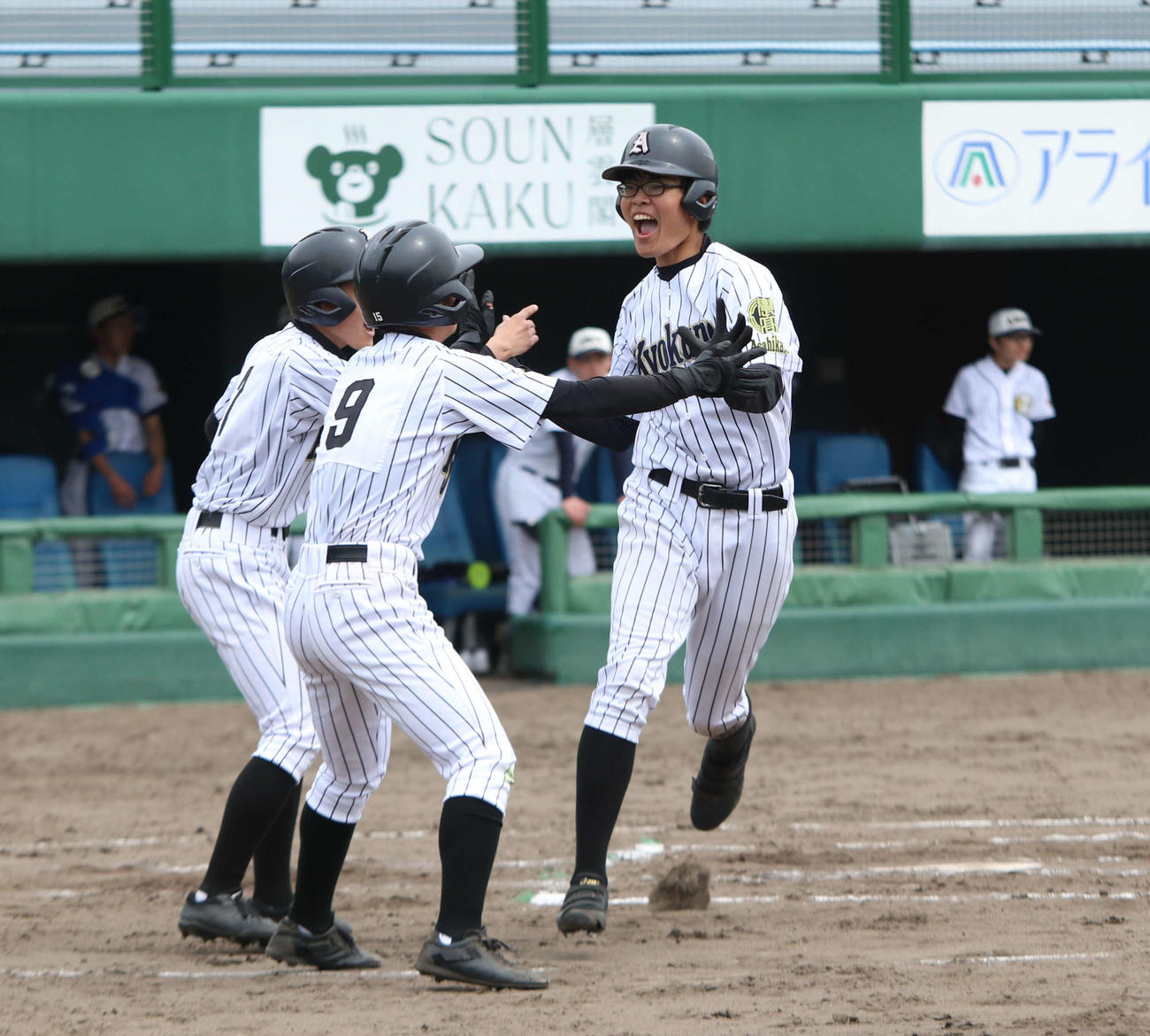 旭川高専対旭川農　6回裏旭川農2死満塁、左越え本塁打を放ち喜ぶ旭川農・台丸谷（右）（撮影・山崎純一）