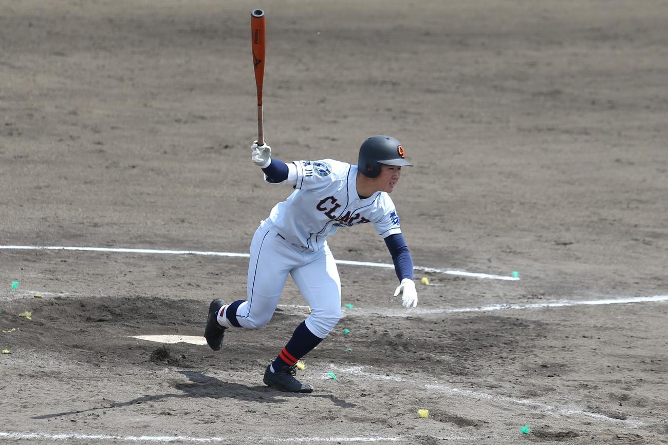 4回2死クラーク一、二塁、中村三塁手は右前適時打を放つ（撮影・中島洋尚）