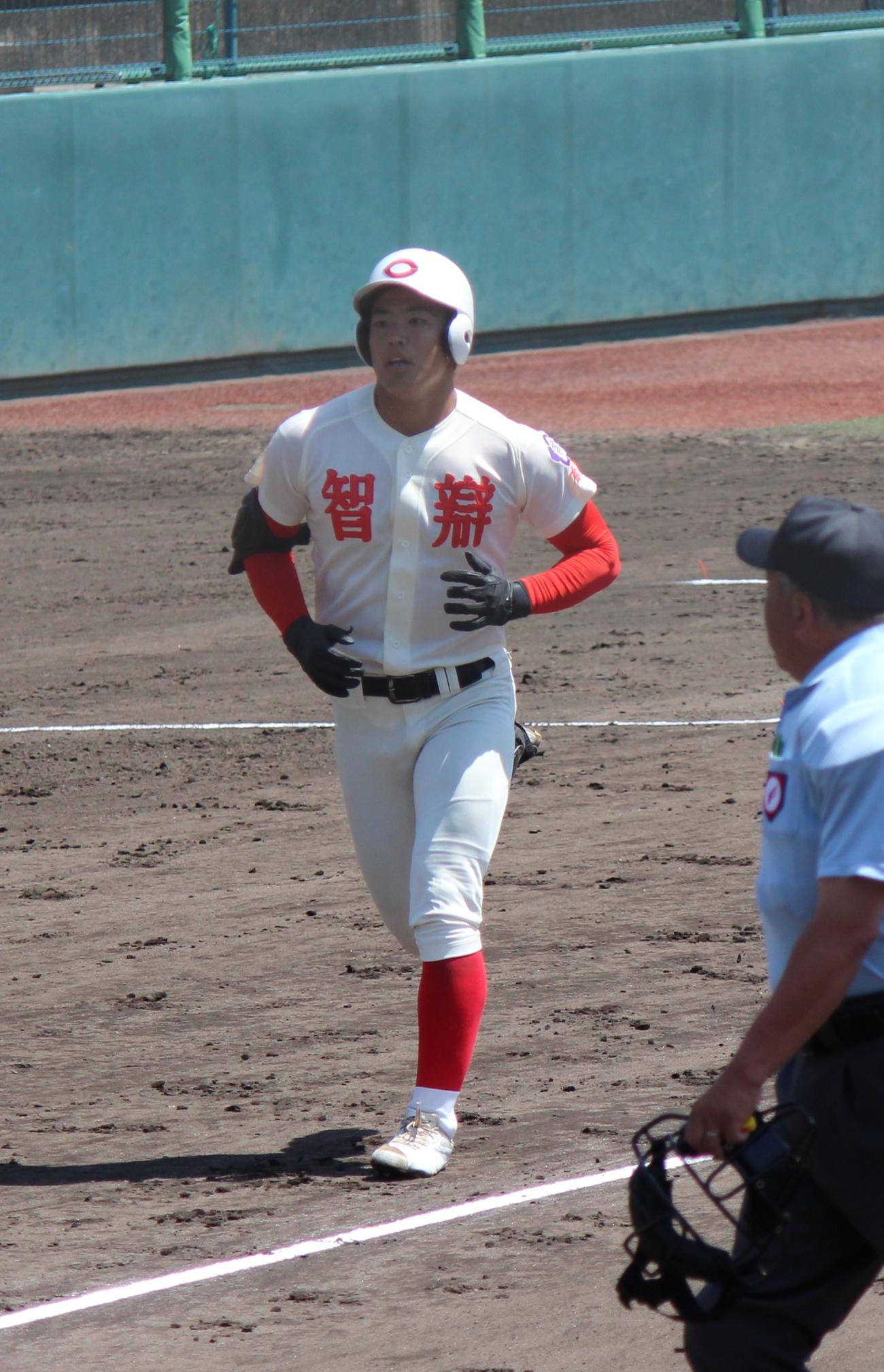 初回、先制のソロ本塁打を放ち生還する智弁学園・松本（撮影・柏原誠）