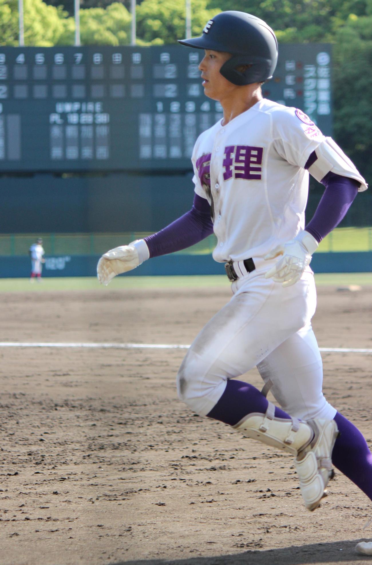 3回、同点2ランを放ち生還する天理・下林（撮影・柏原誠）