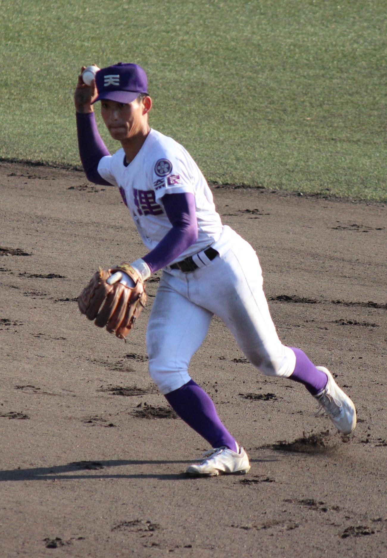 軽快な二塁守備を見せる天理・下林（撮影・柏原誠）