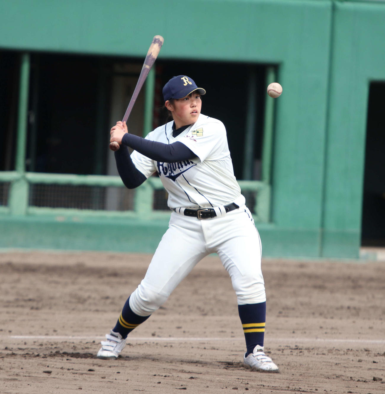 留萌対富良野緑峰・上富良野　試合前のシートノックでノッカーを務めた富良野緑峰の高橋さん（撮影・山崎純一）