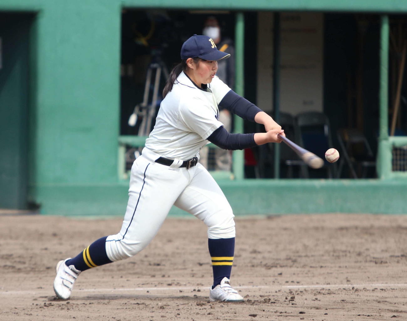 留萌対富良野緑峰・上富良野　試合前のシートノックでノッカーを務めた富良野緑峰の高橋さん（撮影・山崎純一）