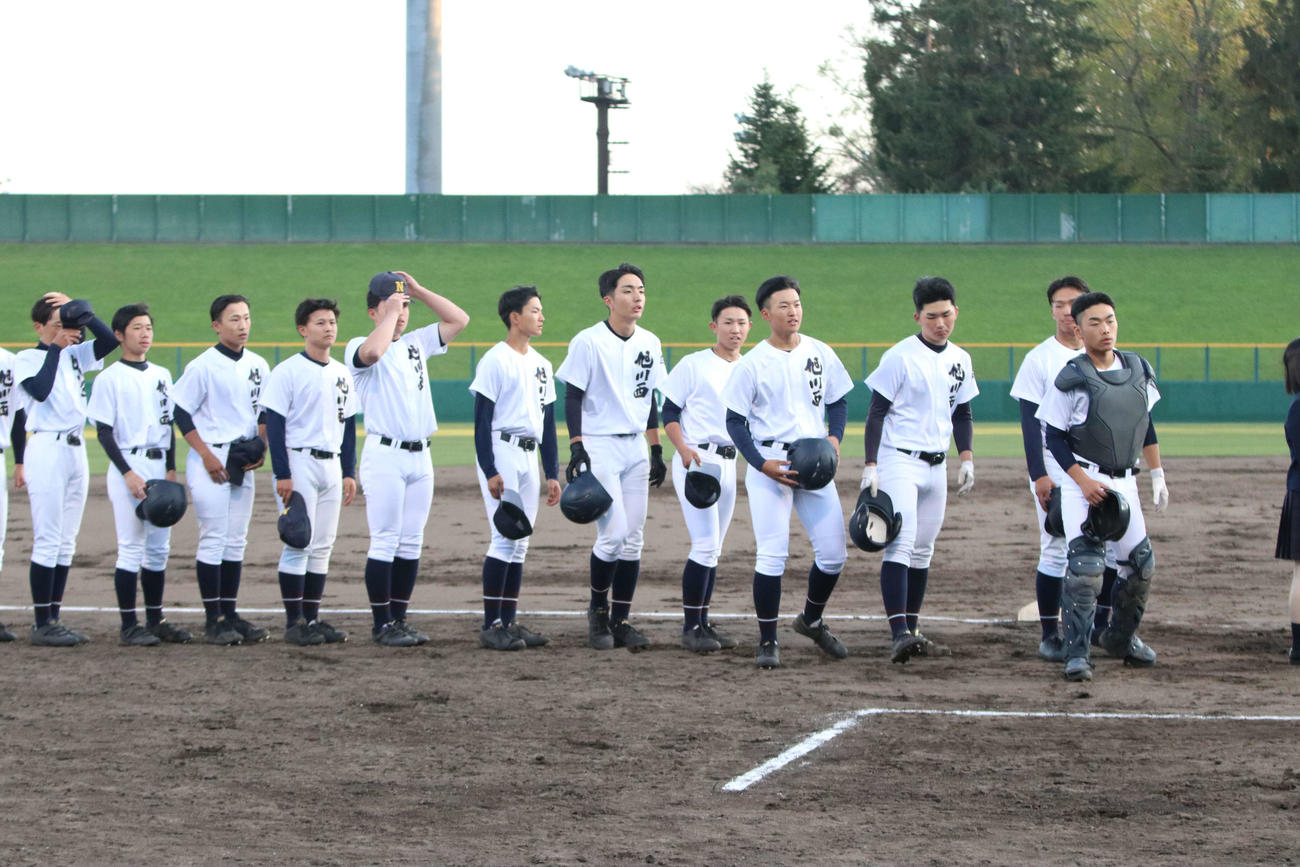 旭川商対旭川西　勝利した旭川西の選手たち（撮影・山崎純一）