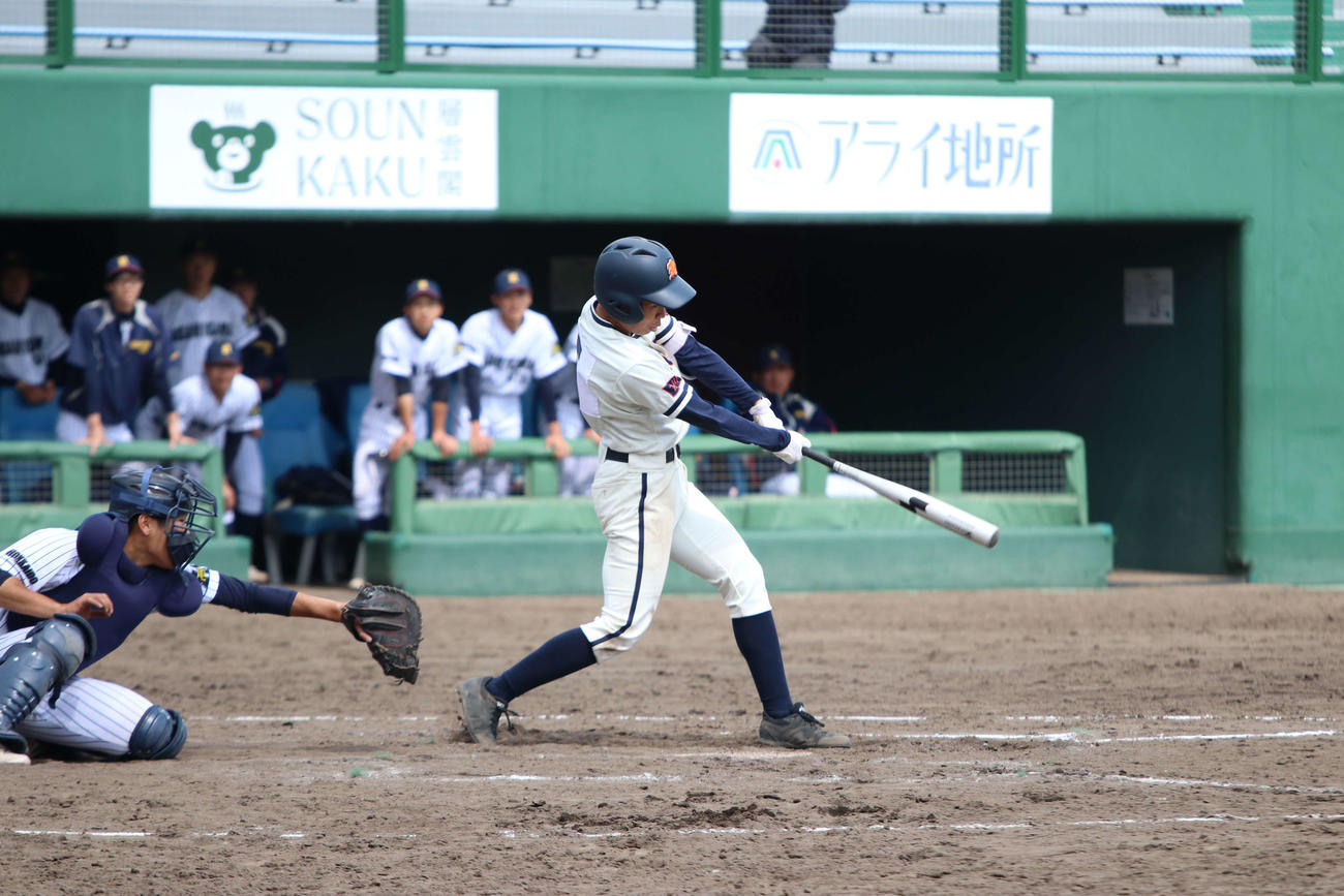 旭川龍谷対旭川北　8回表旭川龍谷2死一、二塁で左中間に勝ち越しとなる2点適時三塁打を放つ鈴木（撮影・山崎純一）