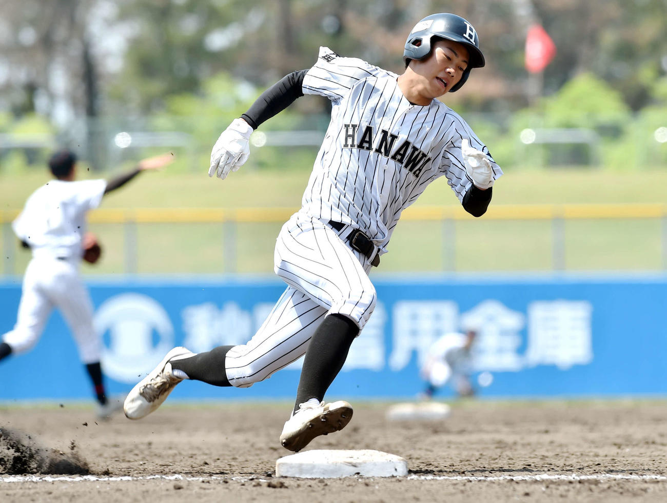 4回裏花輪2死二塁、工藤の右前打で本塁に向かう村方（撮影・相沢孔志）
