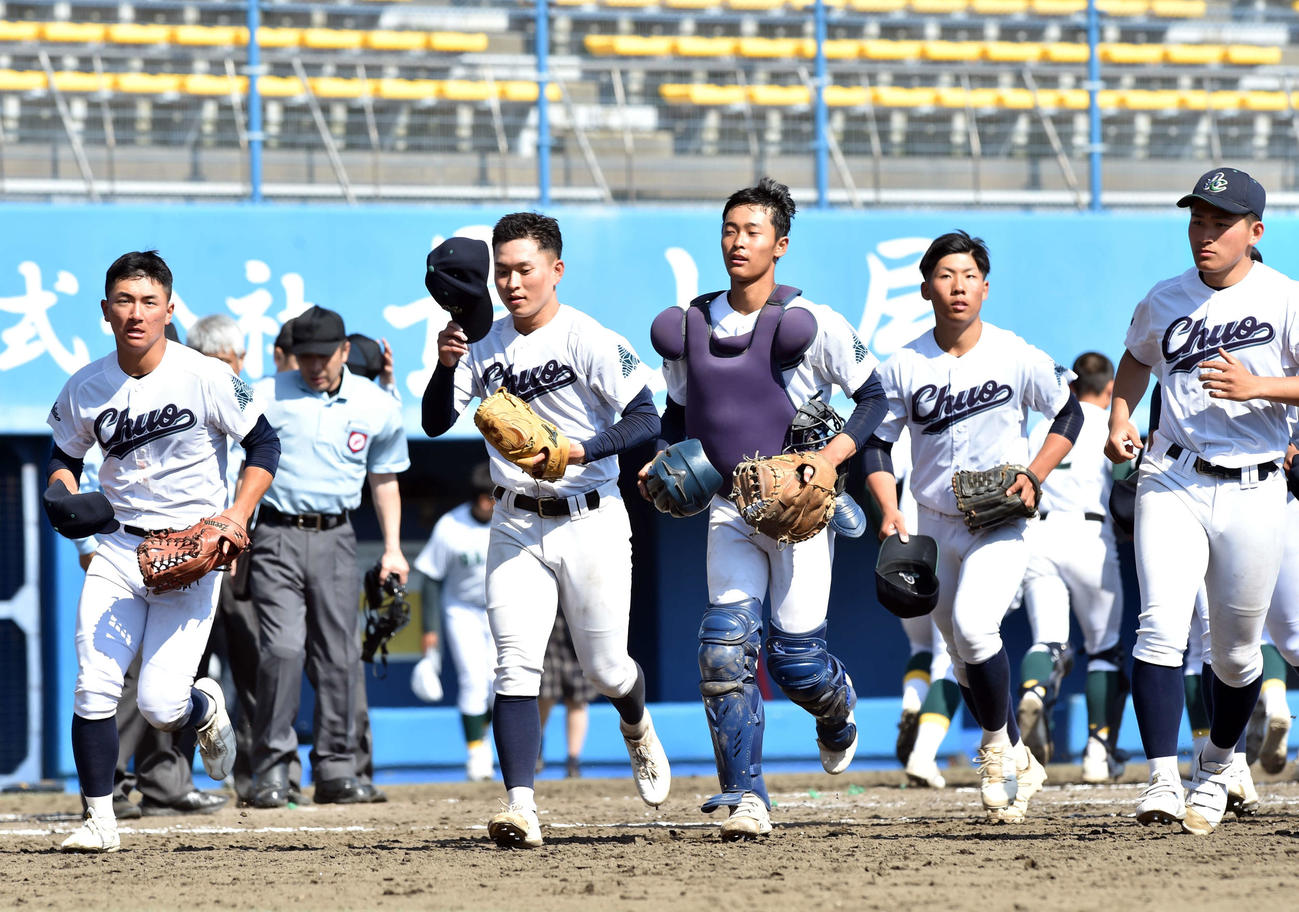 大曲農に勝利し、応援席にあいさつに向かう秋田中央・沢橋（左から2人目）らナイン
