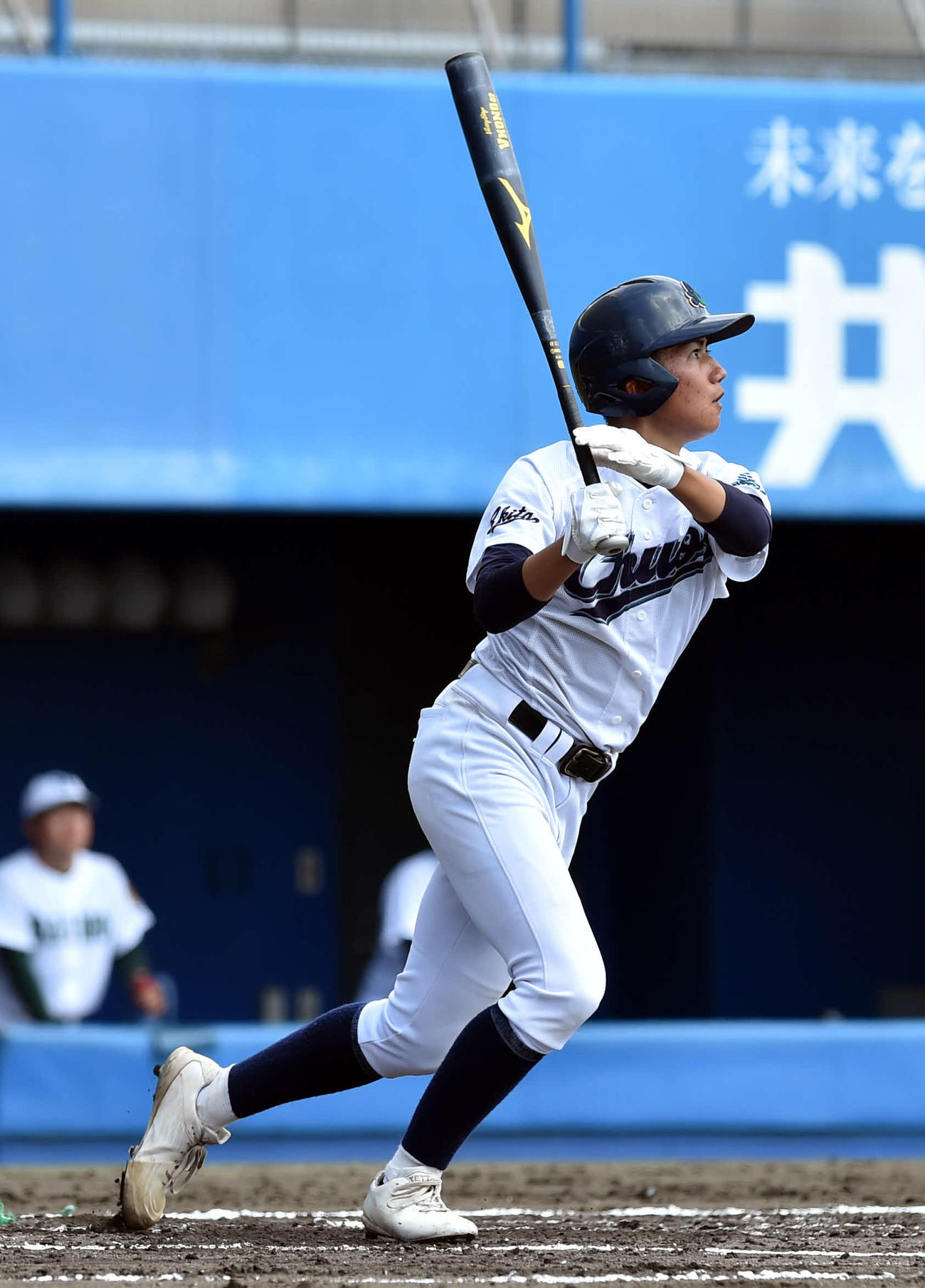 大曲農対秋田中央　1回裏秋田中央2死満塁、右中間に走者一掃の3点適時二塁打を放つ鳥井（撮影・相沢孔志）