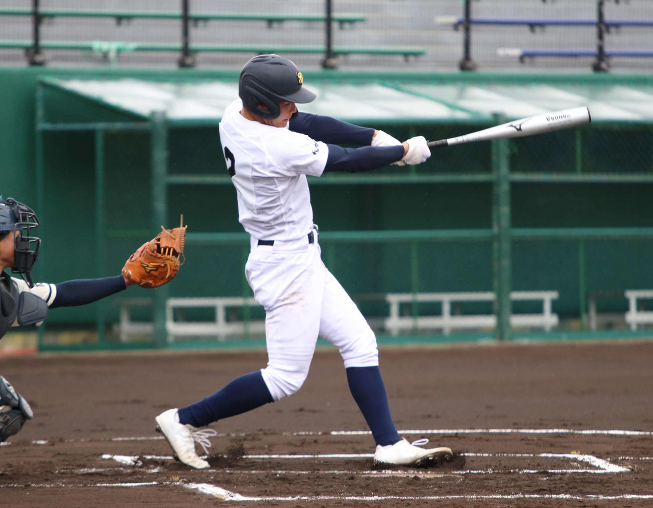 札幌大谷対野幌　1回表札幌大谷2死一、二塁で先制の2点適時二塁打を放つ佐々木涼主将（撮影・山崎純一）