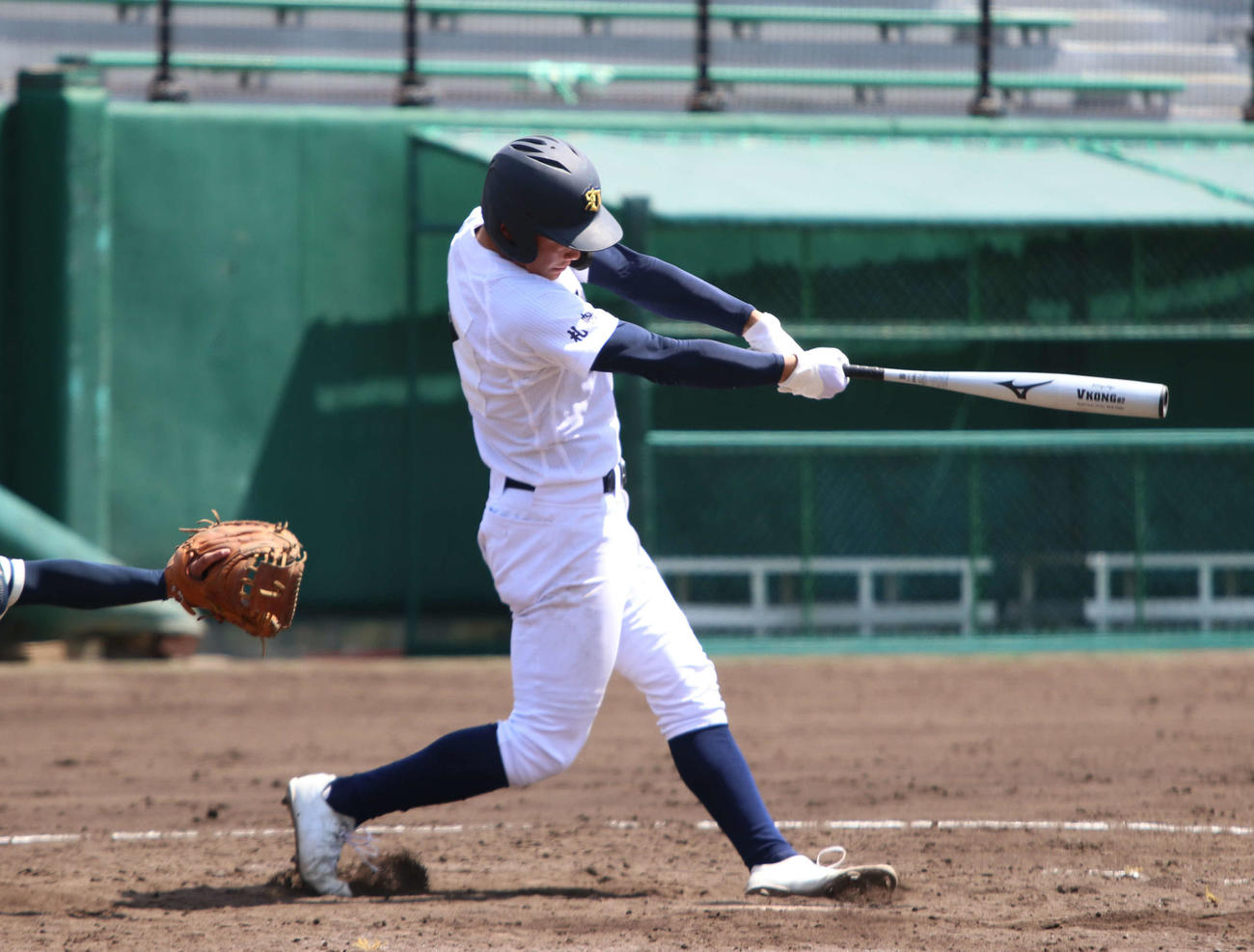 札幌大谷対野幌　5回表札幌大谷2死二塁で左中間へ本塁打を放つ佐々木涼主将（撮影・山崎純一）