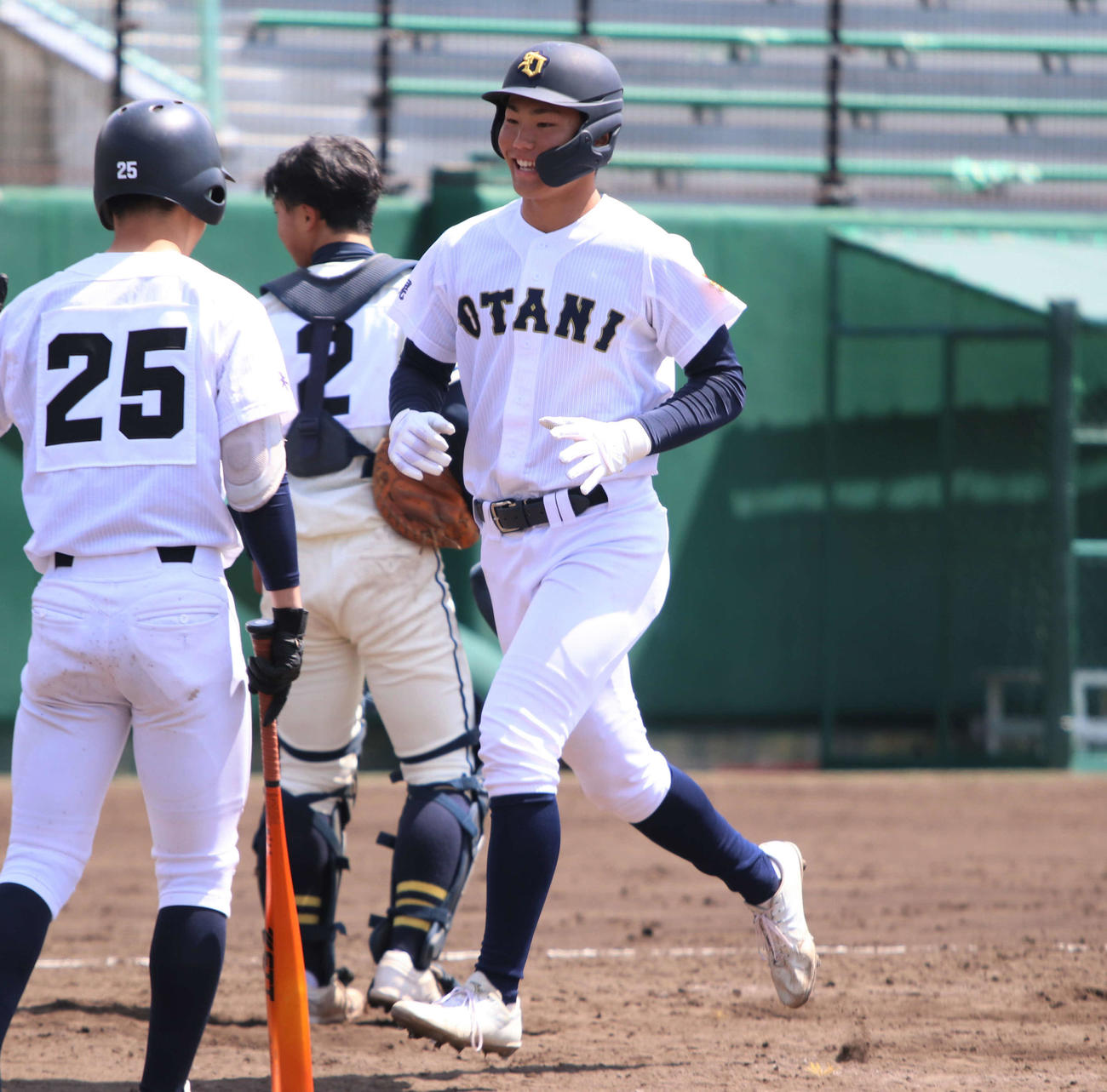 札幌大谷対野幌　5回表札幌大谷2死二塁で左中間へ本塁打を放ち生還する佐々木涼主将（撮影・山崎純一）