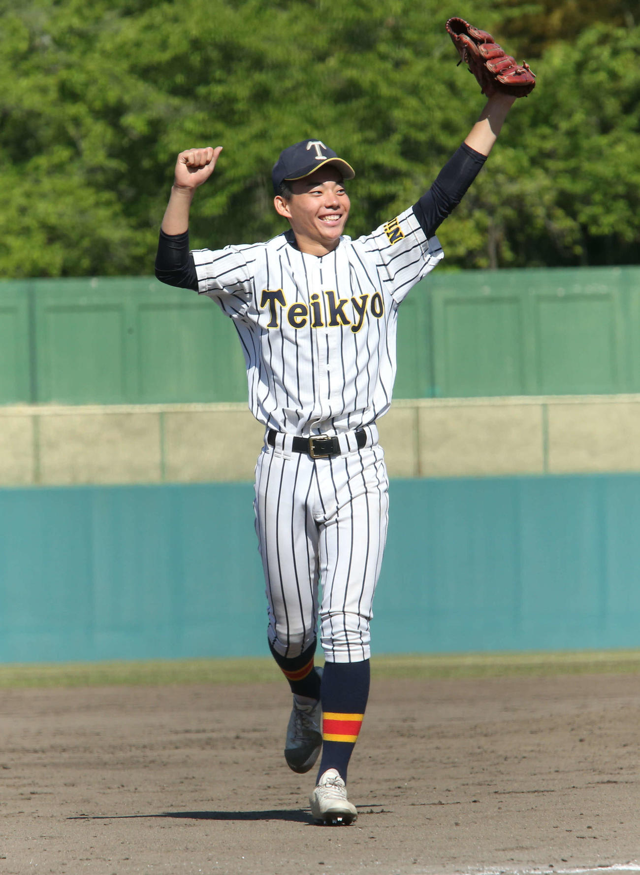公式戦初登板で中越相手に無失点投球の帝京長岡・小林はガッツポーズ