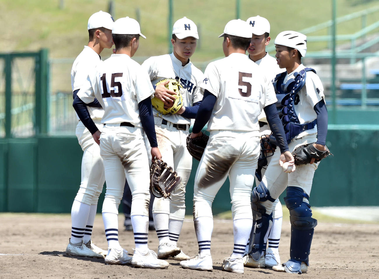 能代松陽対花輪　9回花輪1死一、三塁、マウンドに集まる能代松陽・大高（左から3人目）ら（撮影・相沢孔志）