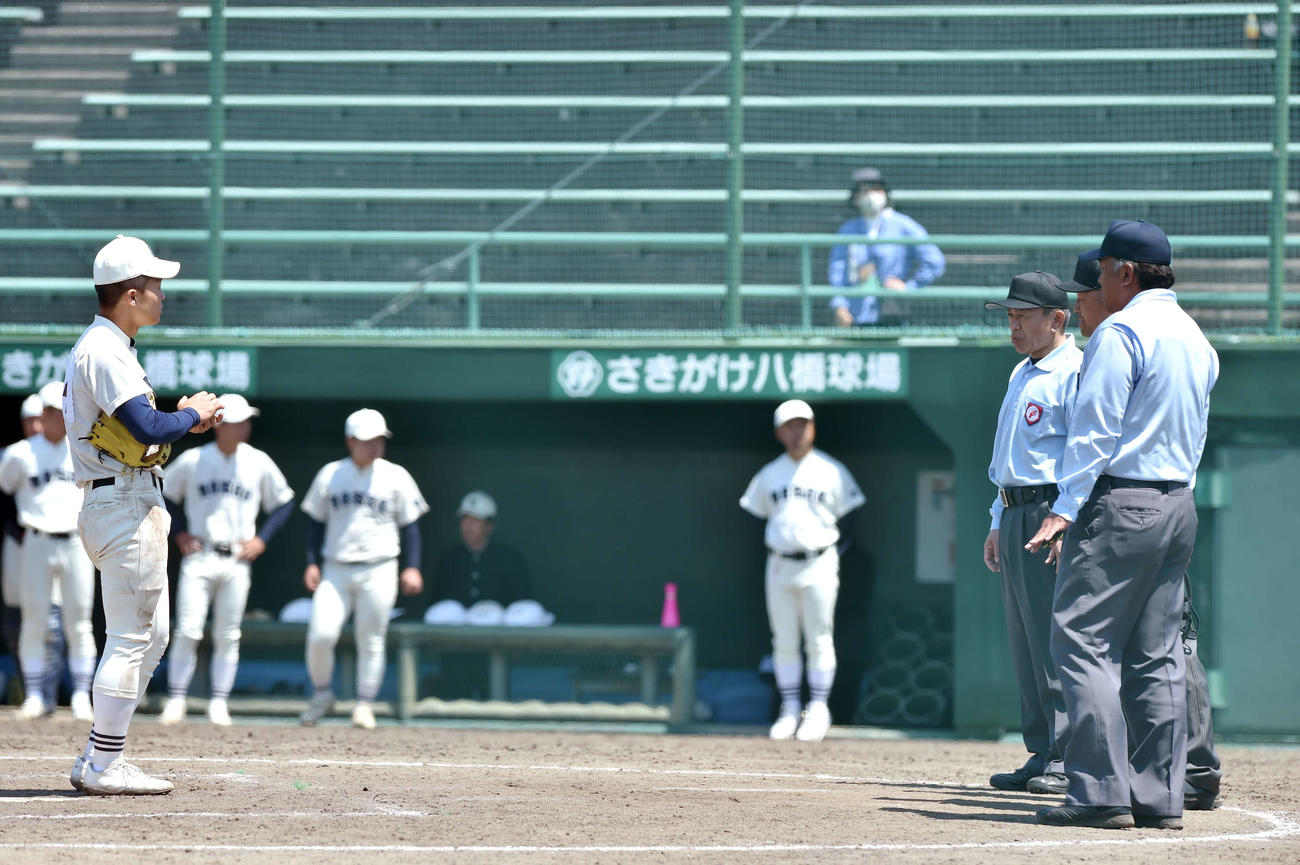能代松陽対花輪　9回、審判からプレーの判定について説明を受ける能代松陽・大高（左）（撮影・相沢孔志）