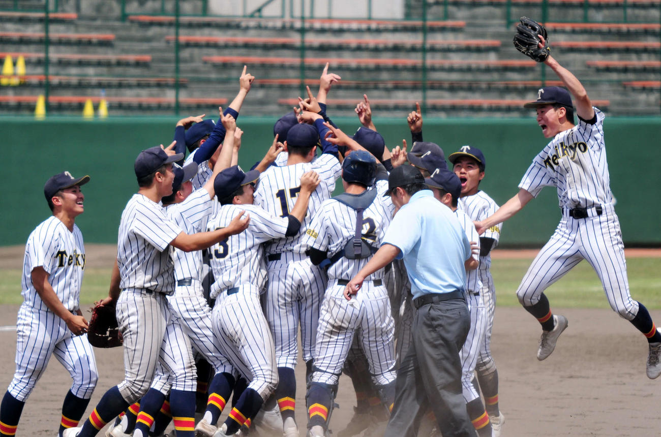 優勝が決まり、マウンドで喜びを爆発させる帝京長岡ナイン