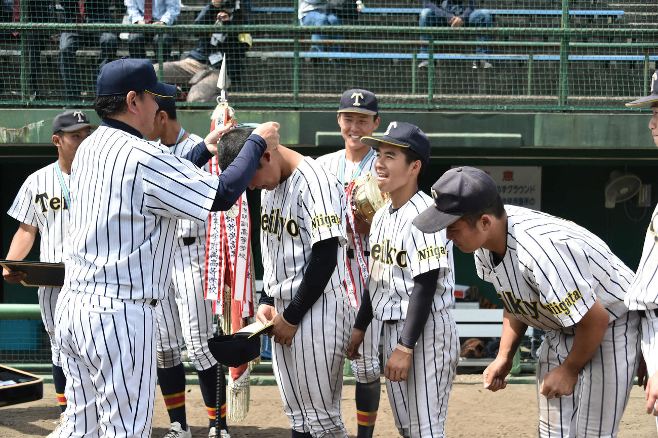 試合後、選手1人1人に優勝メダルをかける帝京長岡・芝草監督