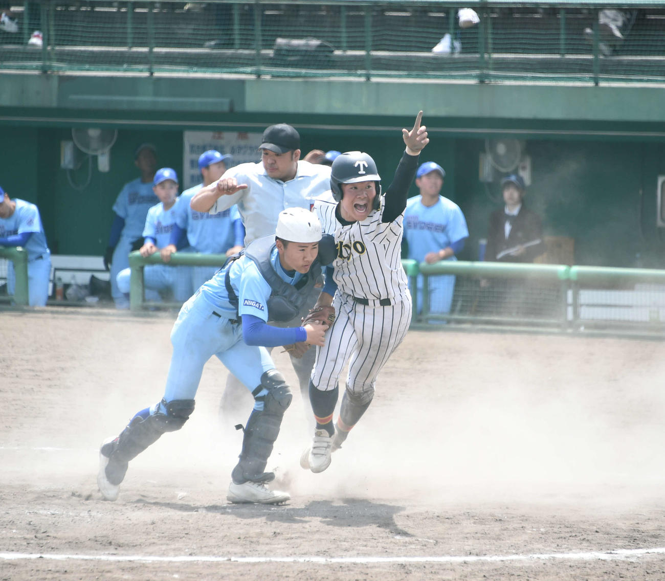 9回表1死二、三塁、帝京長岡は3番浮ケ谷の一ゴロで三塁走者・成瀬（右）が失策を誘って生還し、8－7と勝ち越し