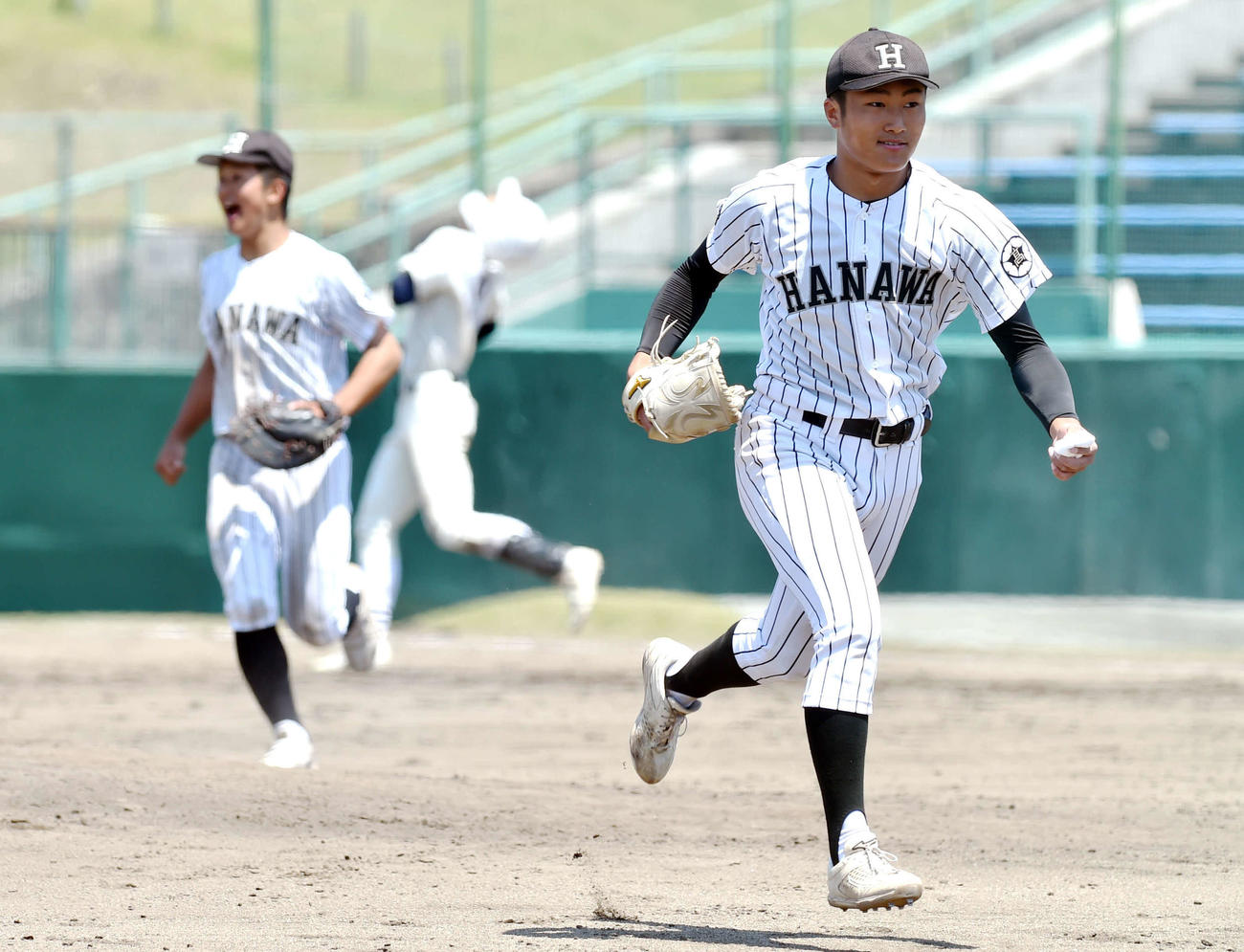 能代松陽対花輪　9回表能代松陽2死二塁、神山を左飛で打ち取り、ベンチに戻る花輪・阿部（右）（撮影・相沢孔志）