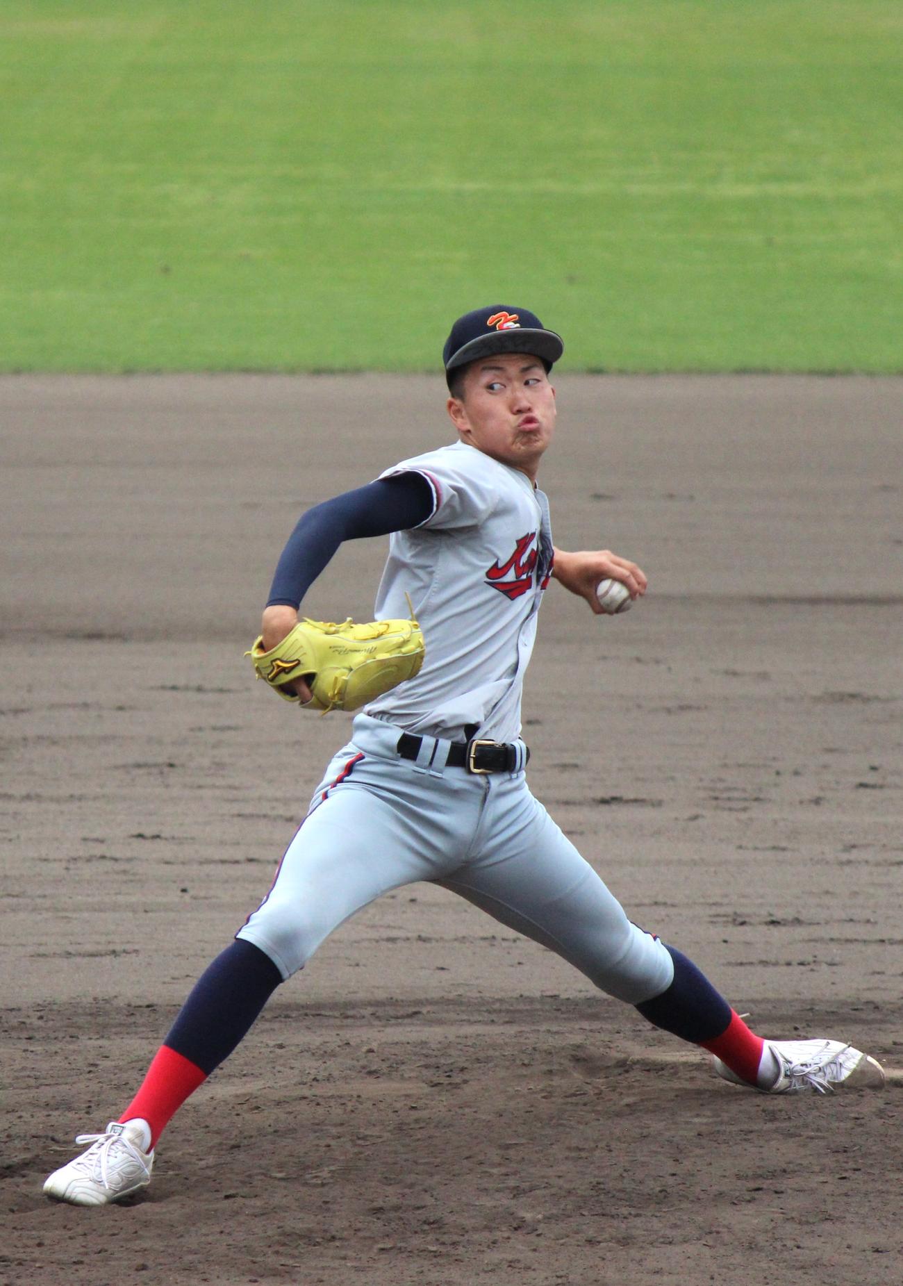 無失点投球で勝利を導いた京都国際・杉原（撮影・柏原誠）