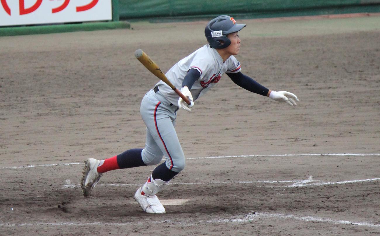 延長10回、中越えサヨナラ打を放つ京都国際・杉原（撮影・柏原誠）