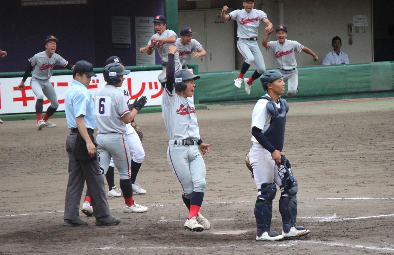 延長10回サヨナラ勝ちで喜ぶ京都国際（撮影・柏原誠）