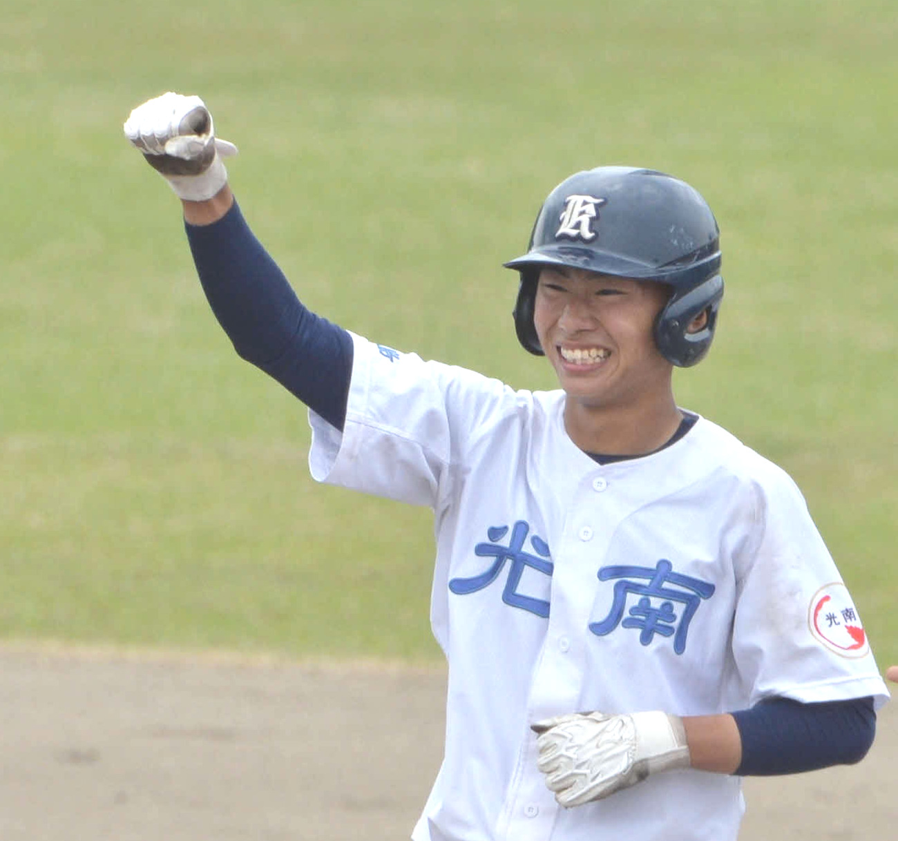 8回、逆転2点適時打を放った光南・須藤は笑顔でガッツポーズ