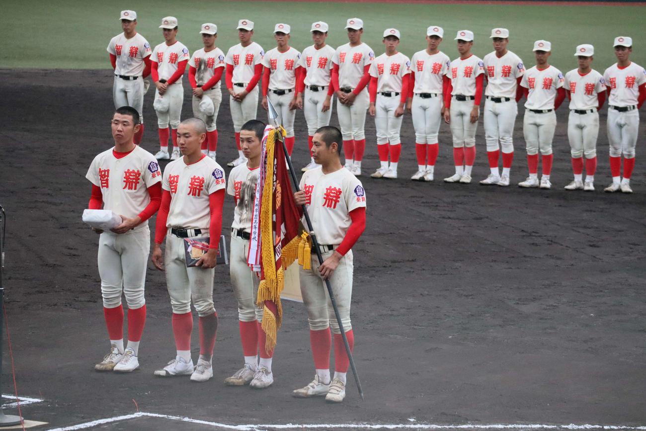 高校野球奈良大会　表彰式で優勝旗を手にする智弁学園ナイン（撮影・村松万里子）