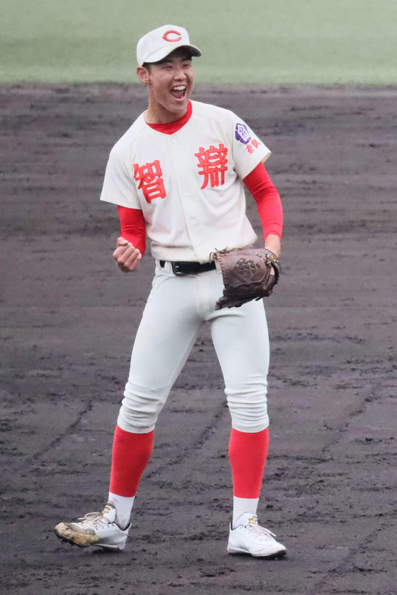 高校野球奈良大会　智弁学園対天理完投勝利を納め、ガッツポーズの智弁学園、藤田健人投手（撮影・村松万里子）