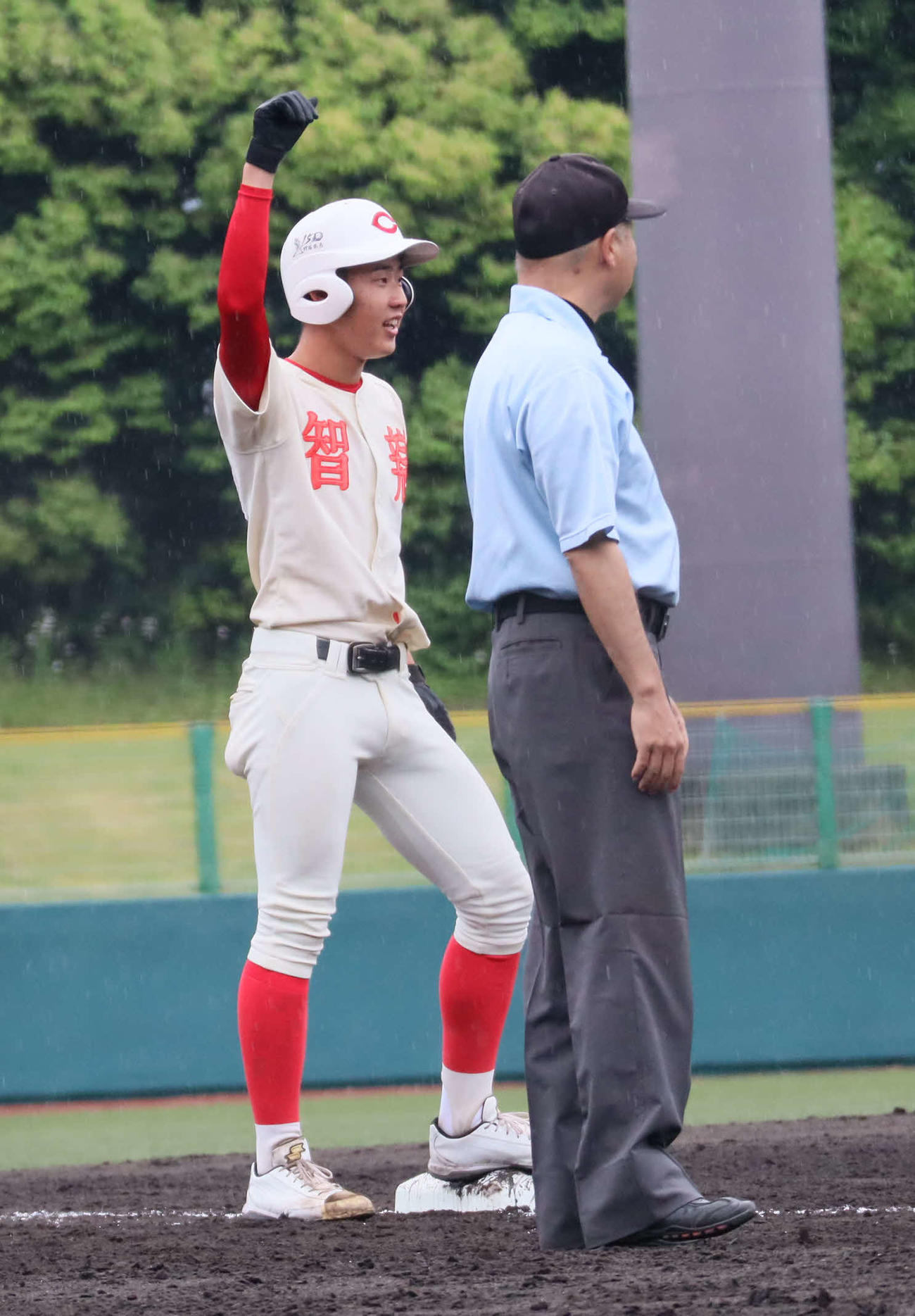 高校野球奈良大会　智弁学園対天理8回表智弁学園無死満塁で右前適時打を放ち、敵失絡んで三塁進塁した藤田健人投手（撮影・村松万里子）