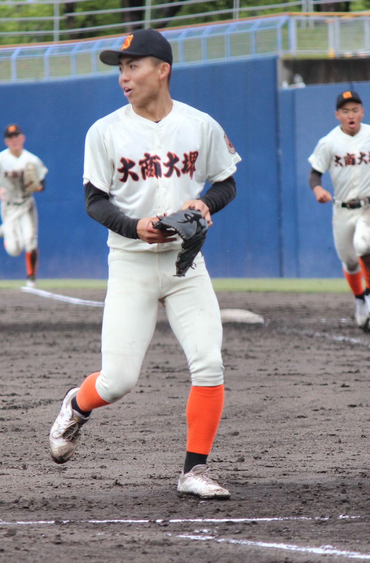 最後の1人を締めた大商大堺・池田（撮影・柏原誠）