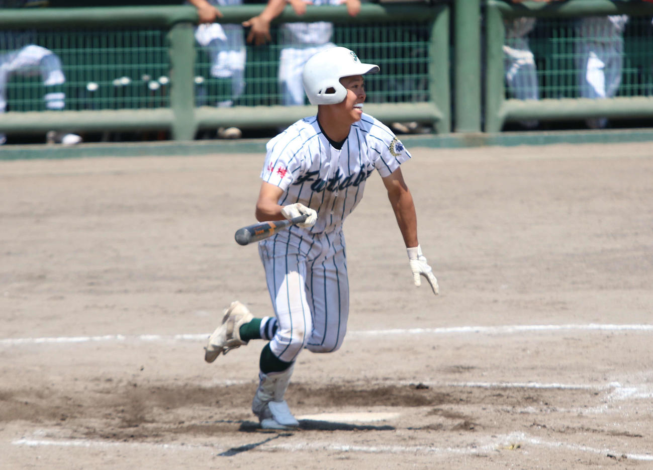北照対小樽双葉　8回裏小樽双葉2死満塁、右前に勝ち越しの2点適時打を放つ増井（撮影・山崎純一）
