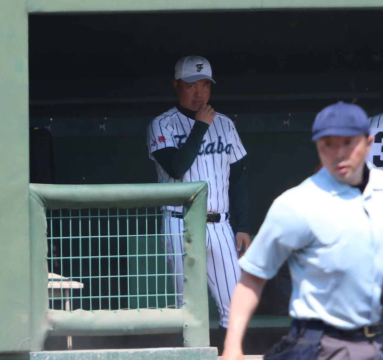 北照対小樽双葉　真剣な表情で試合を見つめる小樽双葉・小林監督（撮影・山崎純一）