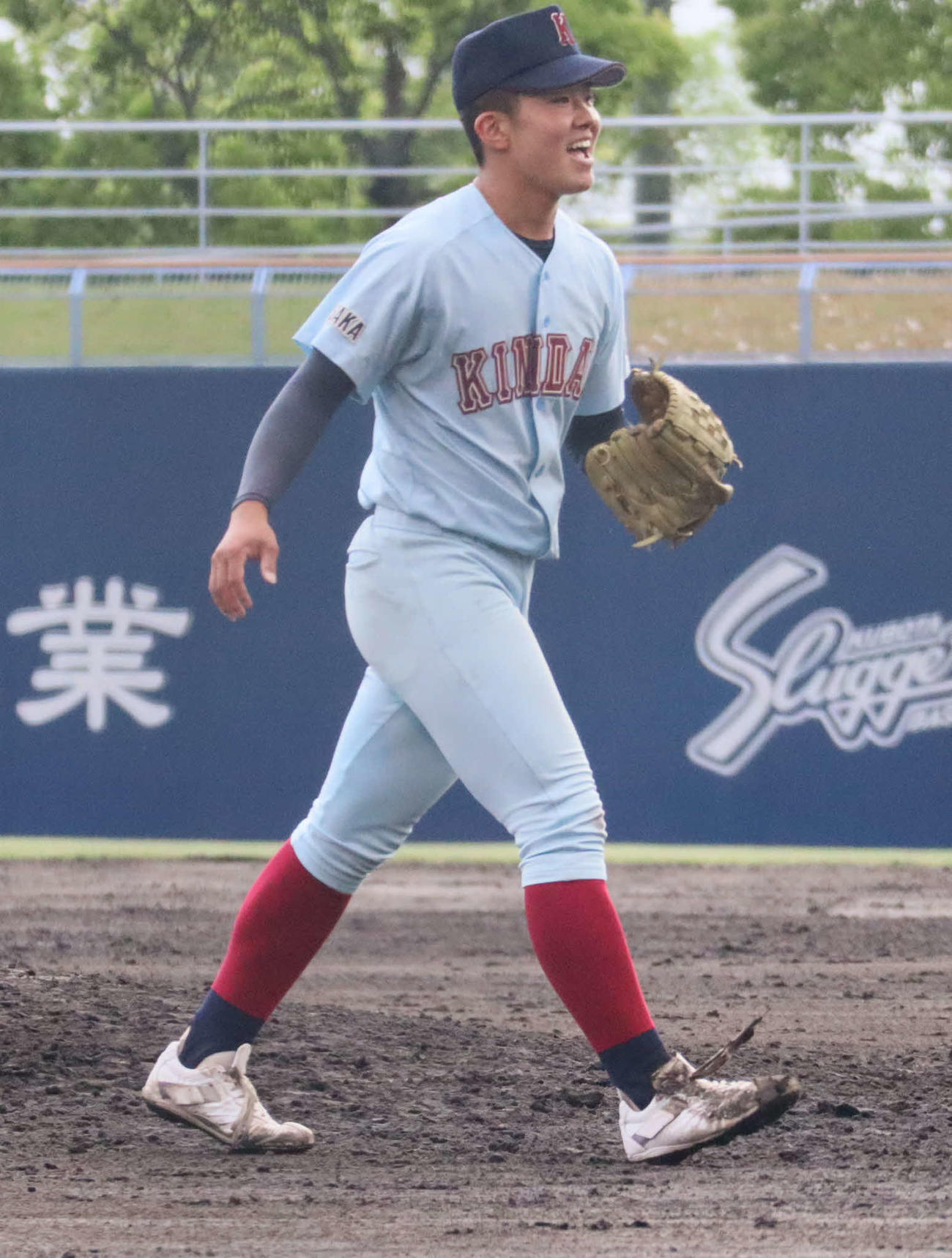 高校野球大阪大会　興國対近大付完封勝利を納め、笑顔の近大付、市村篤史投手（撮影・村松万里子）
