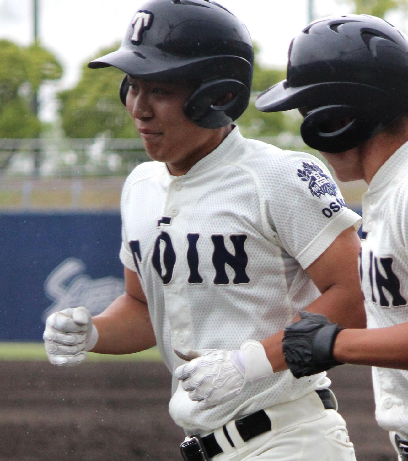 関大北陽対大阪桐蔭　5回、同点に追いつかれた直後に勝ち越し2点本塁打を放ち生還する大阪桐蔭・徳丸（撮影・柏原誠）