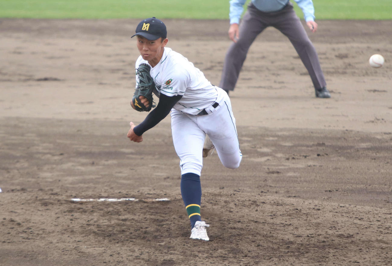 旭川実対旭川明成　4安打に抑え完封した旭川明成・千葉（撮影・山崎純一）