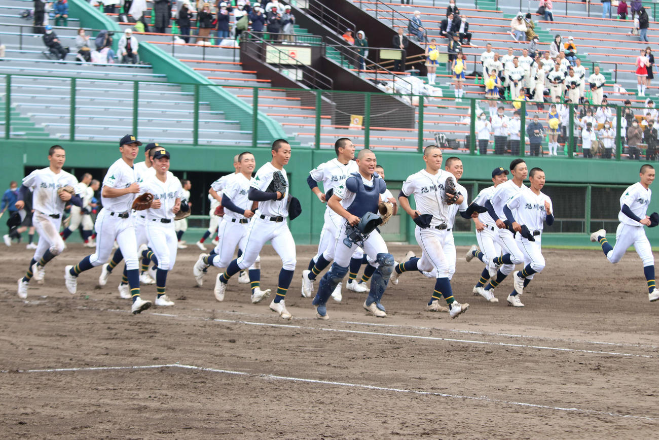 旭川実対旭川明成　2年連続で春の全道大会出場を決めた旭川明成ナイン（撮影・山崎純一）