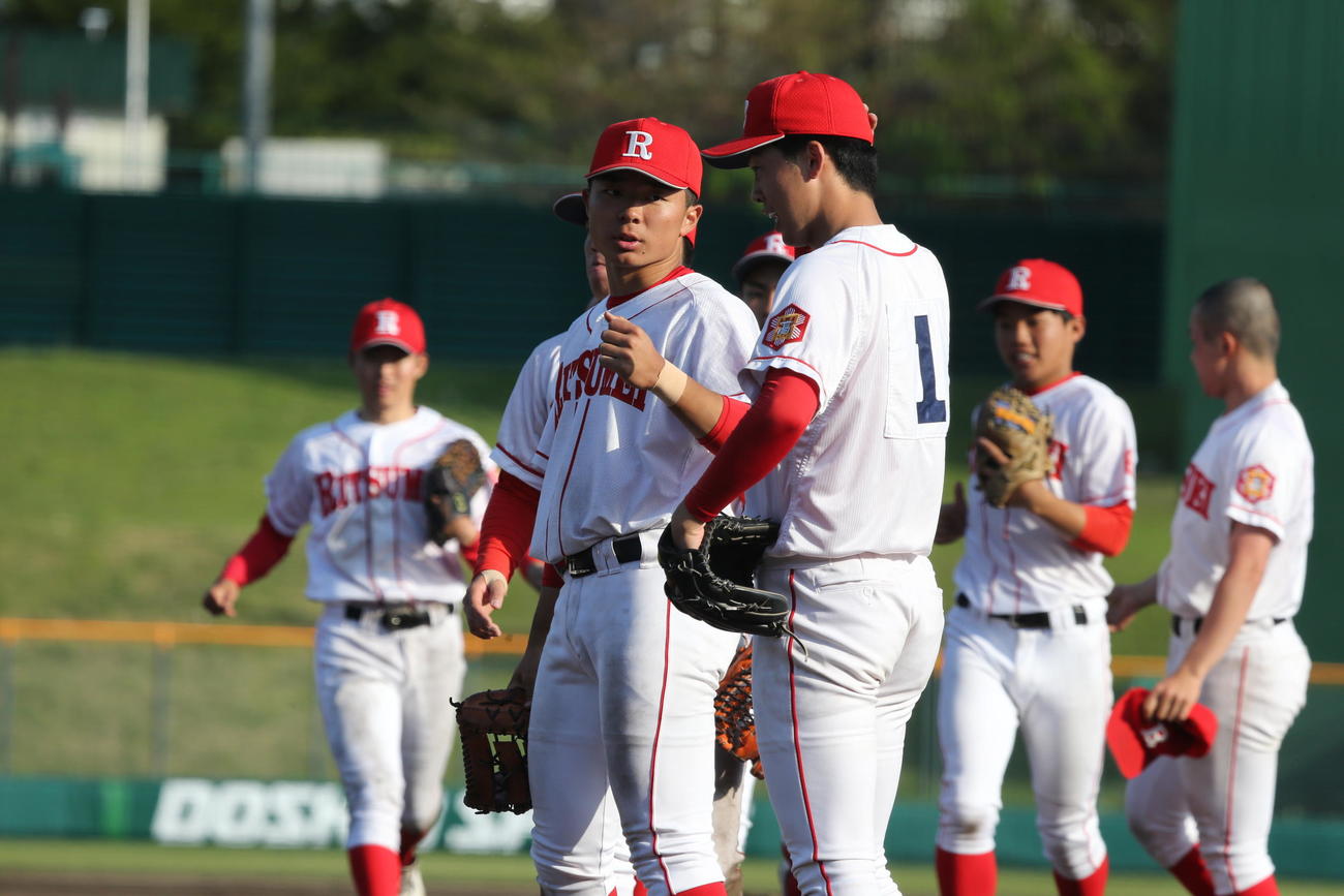 7年ぶりの全道大会出場を決め、マウンドに駆け寄る立命館慶祥ナイン（撮影・中島洋尚）