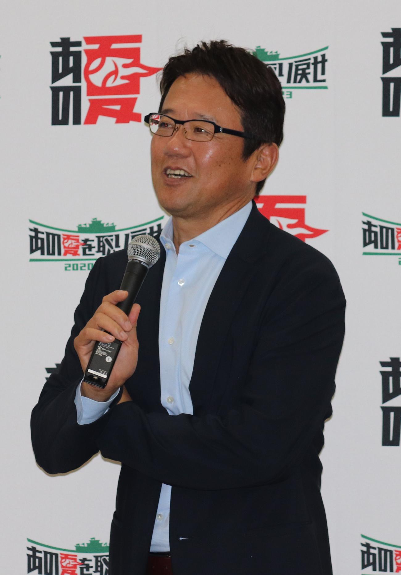 「あの夏を取り戻せ～全国元高校野球大会2020－2023～」の記者発表会にサプライズ登場した古田敦也氏（撮影・星夏穂）