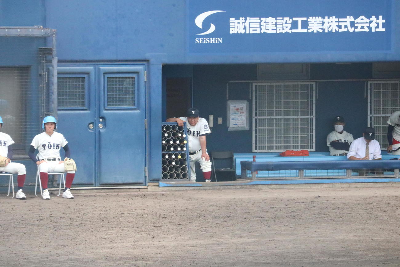 金光大阪対大阪桐蔭　8回表、大阪桐蔭の西谷浩一監督はベンチ最前列で戦況を見守る（撮影・林亮佑）