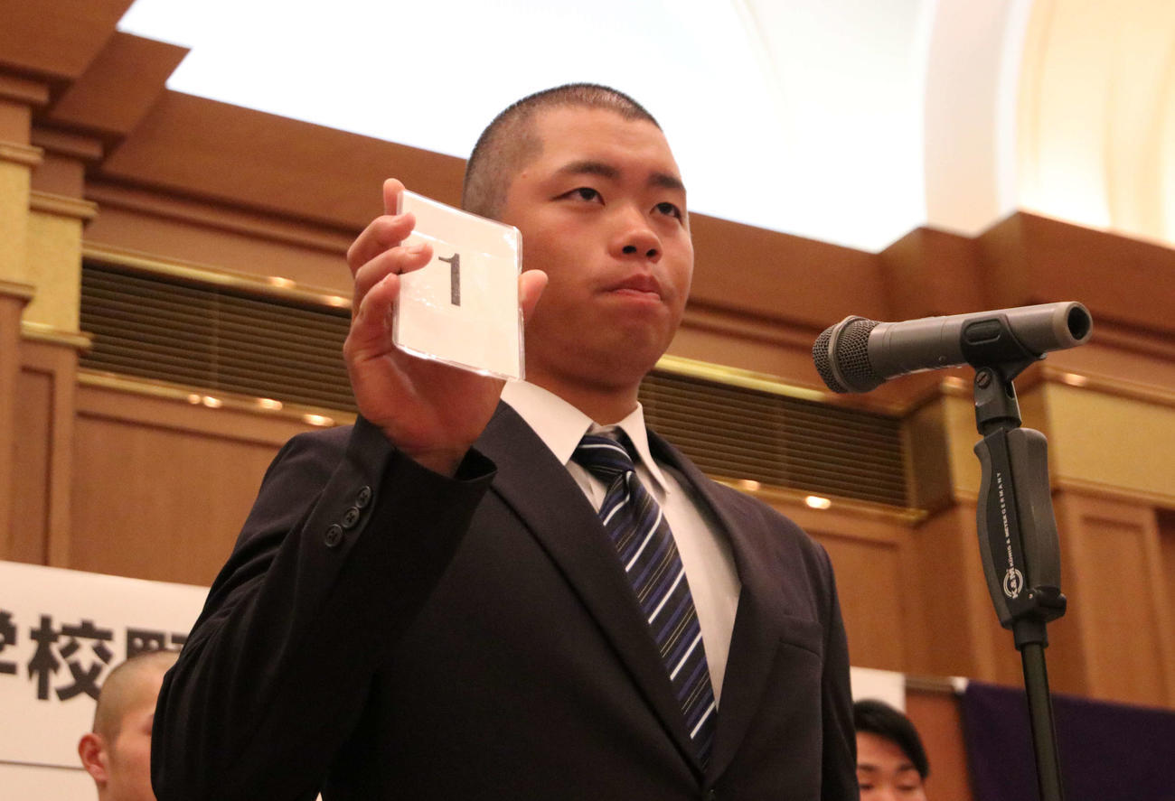 選手宣誓を引き当てた岩見沢東・熊谷主将（撮影・山崎純一）