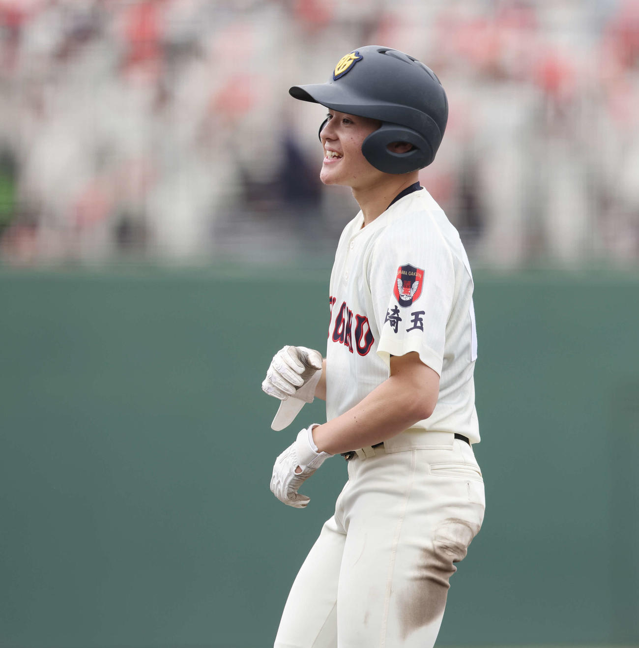 浦和学院対専大松戸　5回表浦和学院2死二、三塁、先制の中前2点適時打を放ち、笑顔の小林（撮影・宮地輝）