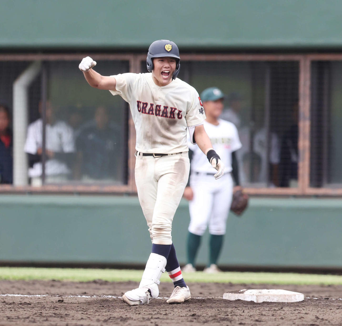 浦和学院対専大松戸　8回表浦和学院2死一、三塁、左前適時打を放ち、ガッツポーズする篠塚（撮影・宮地輝）