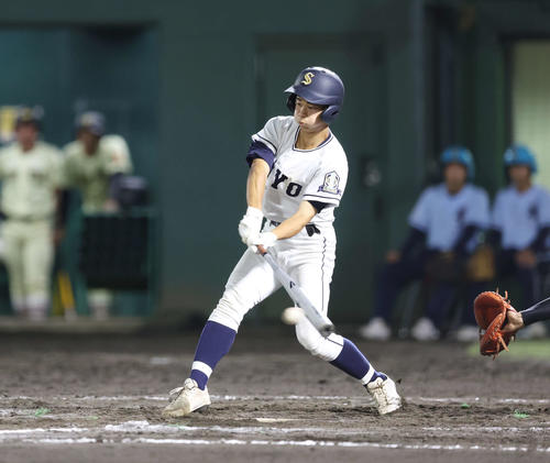作新学院対相洋　11回裏相洋2死三塁、サヨナラの遊適時内野安打を放つ永野（撮影・宮地輝）