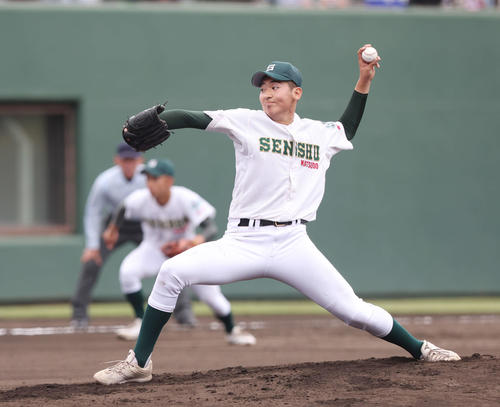 浦和学院対専大松戸　力投する専大松戸先発の渡辺翼（撮影・宮地輝）