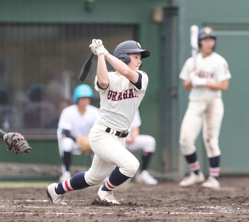 浦和学院対専大松戸　5回表浦和学院2死二、三塁、先制の中前2点適時打を放つ小林（撮影・宮地輝）