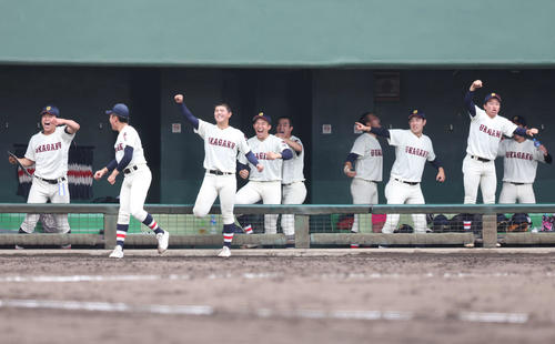 浦和学院対専大松戸　5回表浦和学院2死二、三塁、小林が先制の中前2点適時打を放ち、盛り上がるベンチ（撮影・宮地輝）